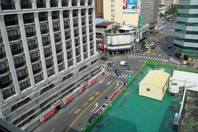 成旅晶贊飯店┃台中住宿推薦：充滿活力朝氣的清新綠色系飯店，位於台中市區鄰近台中火車站和台中公園，有健身房、洗衣室和商務室，房間免費Wi-Fi上網 @飛天璇的口袋