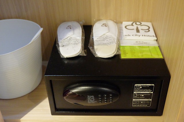 成旅晶贊飯店┃台中住宿推薦：充滿活力朝氣的清新綠色系飯店，位於台中市區鄰近台中火車站和台中公園，有健身房、洗衣室和商務室，房間免費Wi-Fi上網 @飛天璇的口袋