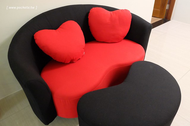 風車花園城堡┃宜蘭民宿推薦：溫馨浪漫以卡童話故事為主題的民宿，有可愛的龍貓房、老皮阿寶房，還有浪漫的藍洞房，凡爾賽房，適合情侶和親子入住(文末抽住宿券) @飛天璇的口袋