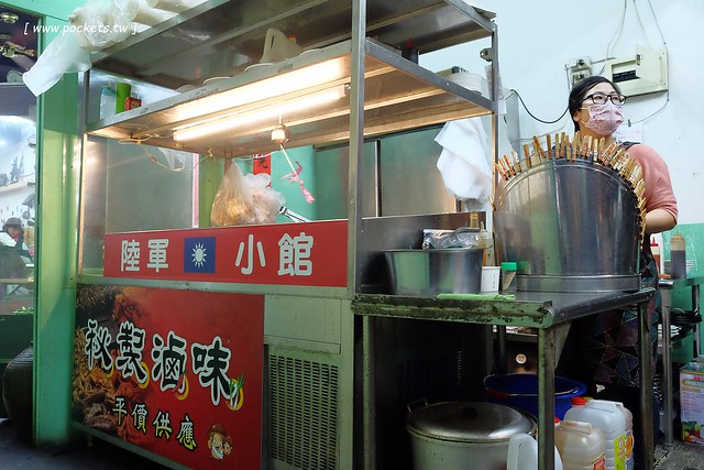 陸軍小館┃台中西區美食：鄰近台中科博館的超人氣美食，以眷村為主題復古懷舊風，炒飯湯麵小吃湯品都很不錯，假日要有排隊心理準備 @飛天璇的口袋