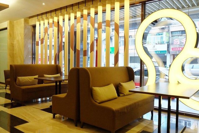 成旅晶贊飯店┃台中住宿推薦：充滿活力朝氣的清新綠色系飯店，位於台中市區鄰近台中火車站和台中公園，有健身房、洗衣室和商務室，房間免費Wi-Fi上網 @飛天璇的口袋