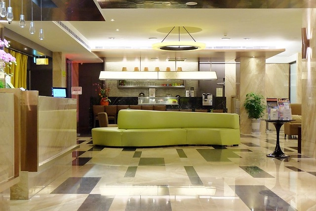 成旅晶贊飯店┃台中住宿推薦：充滿活力朝氣的清新綠色系飯店，位於台中市區鄰近台中火車站和台中公園，有健身房、洗衣室和商務室，房間免費Wi-Fi上網 @飛天璇的口袋