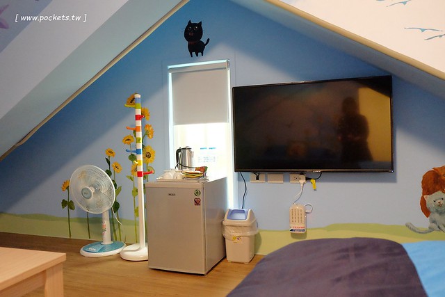 風車花園城堡┃宜蘭民宿推薦：溫馨浪漫以卡童話故事為主題的民宿，有可愛的龍貓房、老皮阿寶房，還有浪漫的藍洞房，凡爾賽房，適合情侶和親子入住(文末抽住宿券) @飛天璇的口袋