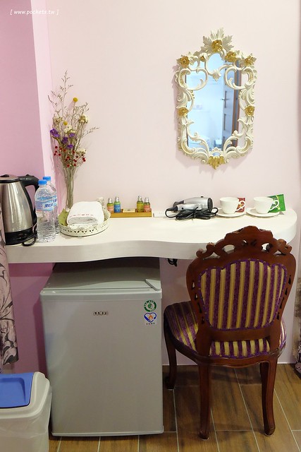 風車花園城堡┃宜蘭民宿推薦：溫馨浪漫以卡童話故事為主題的民宿，有可愛的龍貓房、老皮阿寶房，還有浪漫的藍洞房，凡爾賽房，適合情侶和親子入住(文末抽住宿券) @飛天璇的口袋