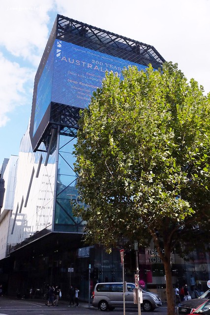 澳洲墨爾本｜墨爾本市區一日遊，南十字星火車站Southern Cross Station搭乘電車遊市區、維多利亞女王市場Queen Victoria Market、南半球最大的H&M血拼、墨爾本咖啡街、Mechester Press下午茶、QV購物商場採購、Box On Collins龍蝦晚餐 @飛天璇的口袋