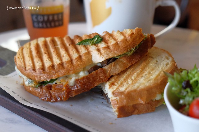 卡啡那台中店：裝潢漂亮大器深具質感，甜點飲料價格平實的咖啡館 @飛天璇的口袋