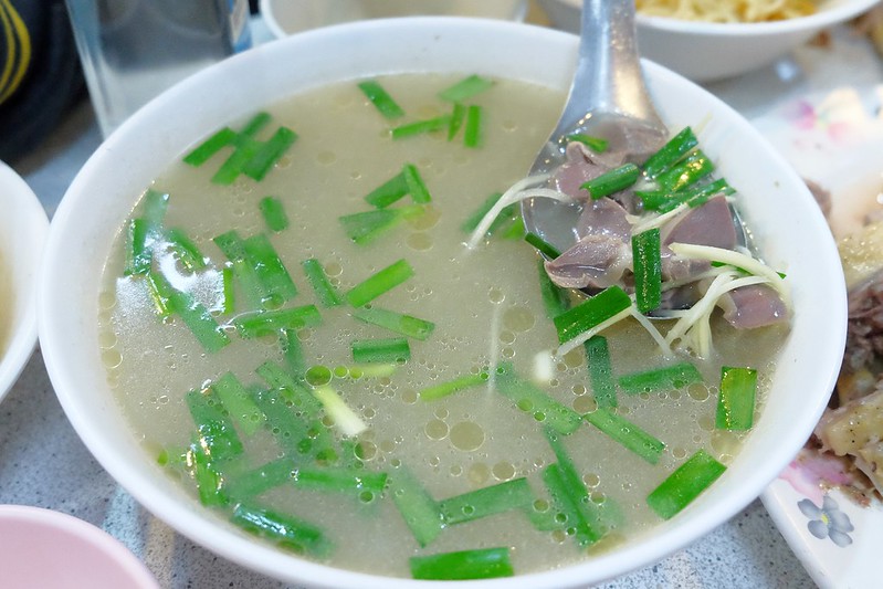 宜蘭鴨肉送｜終於吃到傳說中的布丁麵，小菜的表現更出色，一群人剛好可以點滿一桌 @飛天璇的口袋