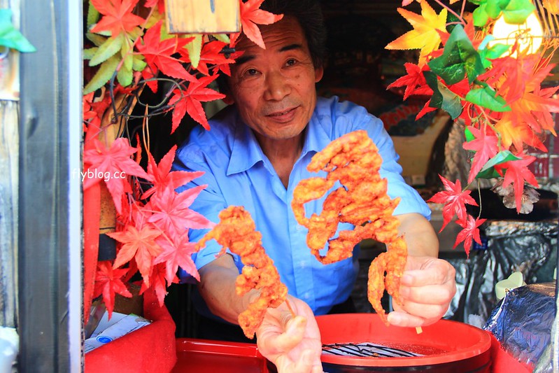 昇龍軒．Shouryuuken┃鳥取美食推薦：1串100日圓的極品炸雞塊，郡家車站前在地飄40年，老闆徒手伸進油鍋拿炸雞好驚人 @飛天璇的口袋