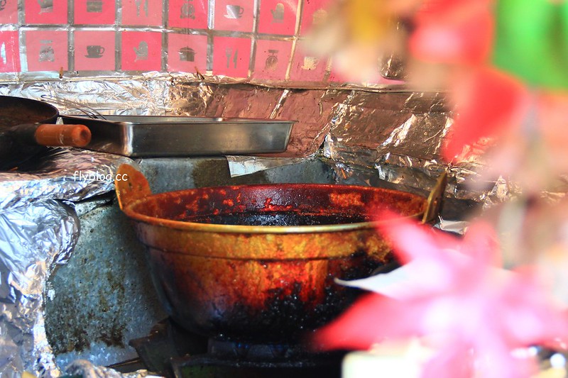 昇龍軒．Shouryuuken┃鳥取美食推薦：1串100日圓的極品炸雞塊，郡家車站前在地飄40年，老闆徒手伸進油鍋拿炸雞好驚人 @飛天璇的口袋