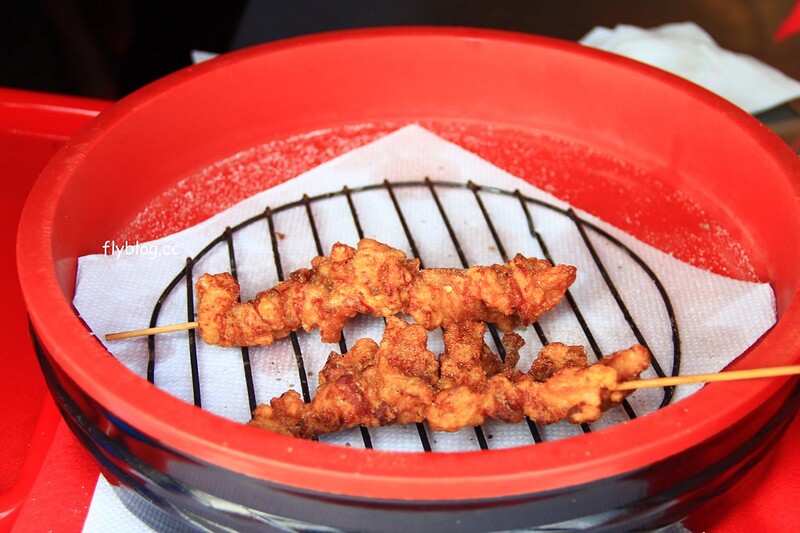 昇龍軒．Shouryuuken┃鳥取美食推薦：1串100日圓的極品炸雞塊，郡家車站前在地飄40年，老闆徒手伸進油鍋拿炸雞好驚人 @飛天璇的口袋