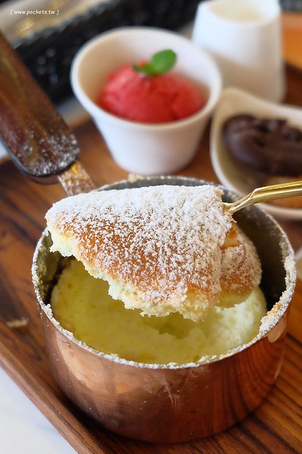 卡啡那台中店：裝潢漂亮大器深具質感，甜點飲料價格平實的咖啡館 @飛天璇的口袋