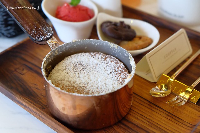 卡啡那台中店：裝潢漂亮大器深具質感，甜點飲料價格平實的咖啡館 @飛天璇的口袋