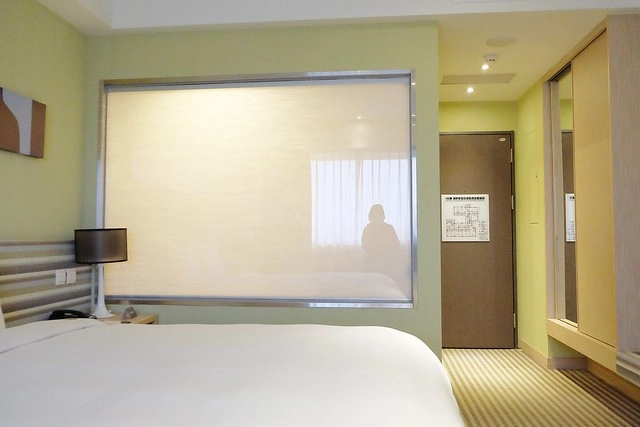 成旅晶贊飯店┃台中住宿推薦：充滿活力朝氣的清新綠色系飯店，位於台中市區鄰近台中火車站和台中公園，有健身房、洗衣室和商務室，房間免費Wi-Fi上網 @飛天璇的口袋