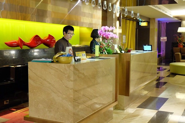 成旅晶贊飯店┃台中住宿推薦：充滿活力朝氣的清新綠色系飯店，位於台中市區鄰近台中火車站和台中公園，有健身房、洗衣室和商務室，房間免費Wi-Fi上網 @飛天璇的口袋