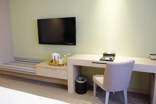 成旅晶贊飯店┃台中住宿推薦：充滿活力朝氣的清新綠色系飯店，位於台中市區鄰近台中火車站和台中公園，有健身房、洗衣室和商務室，房間免費Wi-Fi上網 @飛天璇的口袋