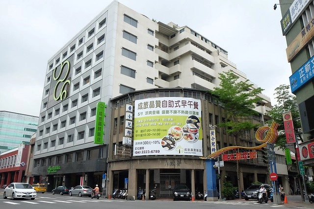 成旅晶贊飯店┃台中住宿推薦：充滿活力朝氣的清新綠色系飯店，位於台中市區鄰近台中火車站和台中公園，有健身房、洗衣室和商務室，房間免費Wi-Fi上網 @飛天璇的口袋