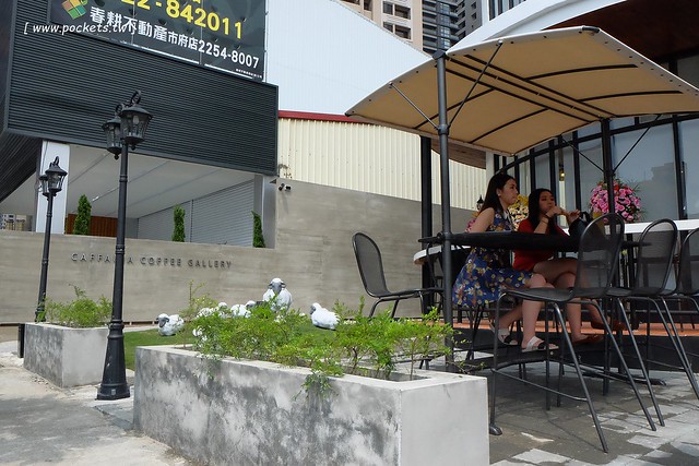 卡啡那台中店：裝潢漂亮大器深具質感，甜點飲料價格平實的咖啡館 @飛天璇的口袋