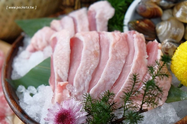 八豆食府精緻鍋物@崇德店┃全新品牌再出發，環境漂亮大器深具質感，食材高級有誠意，有美國金牌極黑和牛、西班牙伊比利豬、智利生凍帝王蟹和花田喜彘紅蘿蔔豬，北屯地區餐廳美食新選擇 @飛天璇的口袋