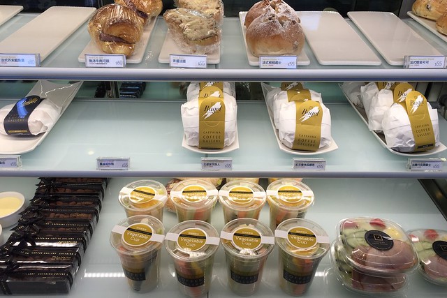 卡啡那台中店：裝潢漂亮大器深具質感，甜點飲料價格平實的咖啡館 @飛天璇的口袋