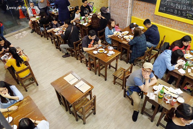 朴大哥的韓式炸雞┃逢甲美食餐廳：品嚐韓國老闆開的炸雞店，炸雞鹹甜酥脆又入味，搬了家後環境更乾淨寬敞，逢甲超人氣必吃美食推薦 @飛天璇的口袋