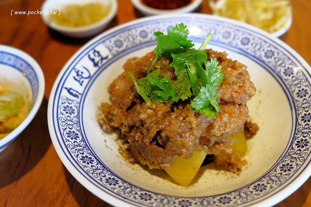 段純貞牛肉麵┃台中西區美食：新竹超人氣牛肉麵店，台中公益路小吃美食再一發，網路票選全台十大牛肉麵店，推薦燉番茄牛肉手打麵，小菜選擇性也很多 @飛天璇的口袋