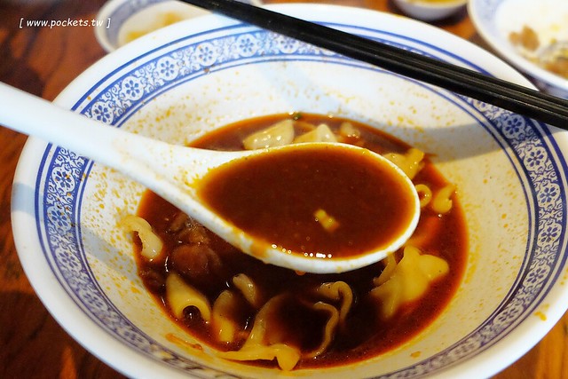 段純貞牛肉麵┃台中西區美食：新竹超人氣牛肉麵店，台中公益路小吃美食再一發，網路票選全台十大牛肉麵店，推薦燉番茄牛肉手打麵，小菜選擇性也很多 @飛天璇的口袋