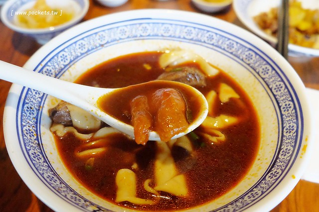 段純貞牛肉麵┃台中西區美食：新竹超人氣牛肉麵店，台中公益路小吃美食再一發，網路票選全台十大牛肉麵店，推薦燉番茄牛肉手打麵，小菜選擇性也很多 @飛天璇的口袋