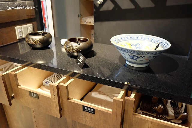 段純貞牛肉麵┃台中西區美食：新竹超人氣牛肉麵店，台中公益路小吃美食再一發，網路票選全台十大牛肉麵店，推薦燉番茄牛肉手打麵，小菜選擇性也很多 @飛天璇的口袋