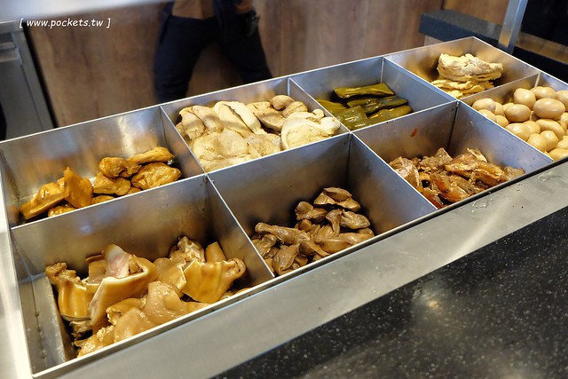 段純貞牛肉麵┃台中西區美食：新竹超人氣牛肉麵店，台中公益路小吃美食再一發，網路票選全台十大牛肉麵店，推薦燉番茄牛肉手打麵，小菜選擇性也很多 @飛天璇的口袋