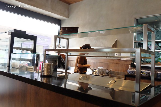 段純貞牛肉麵┃台中西區美食：新竹超人氣牛肉麵店，台中公益路小吃美食再一發，網路票選全台十大牛肉麵店，推薦燉番茄牛肉手打麵，小菜選擇性也很多 @飛天璇的口袋