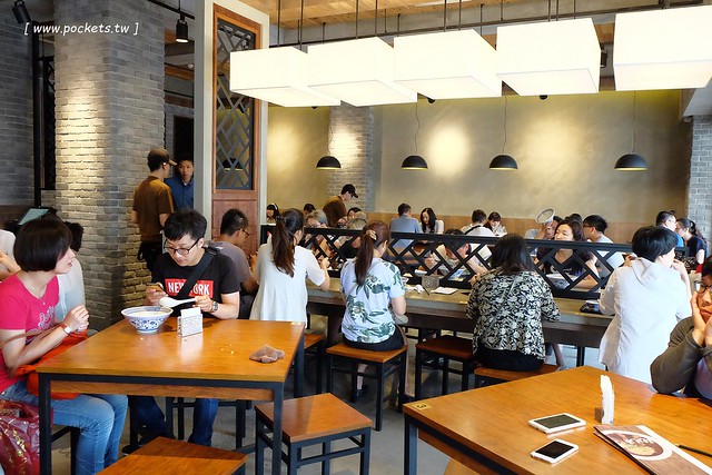 段純貞牛肉麵┃台中西區美食：新竹超人氣牛肉麵店，台中公益路小吃美食再一發，網路票選全台十大牛肉麵店，推薦燉番茄牛肉手打麵，小菜選擇性也很多 @飛天璇的口袋