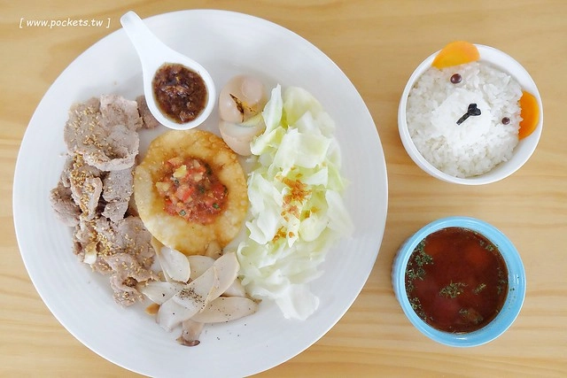 熊轉家小豬食┃霧峰美食餐廳：手作餐點嚴選用心食材，室內有很多可愛的小豬，位於霧峰921地震園區裡面，鄰近霧峰光復新村，是親子友善餐廳 @飛天璇的口袋