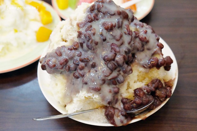 台中南屯｜黃家黑砂糖剉冰，料多味美的超人氣剉冰店，食尚玩家和蘋果日報採訪報導 @飛天璇的口袋