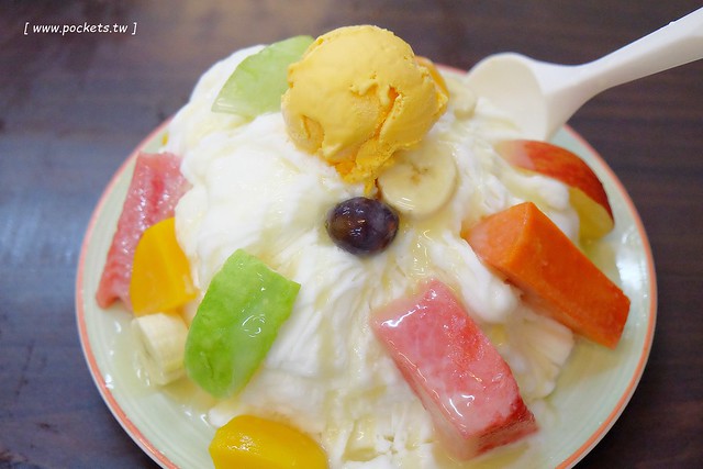 台中南屯｜黃家黑砂糖剉冰，料多味美的超人氣剉冰店，食尚玩家和蘋果日報採訪報導 @飛天璇的口袋