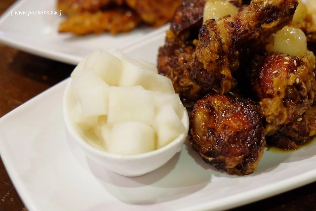 朴大哥的韓式炸雞┃逢甲美食餐廳：品嚐韓國老闆開的炸雞店，炸雞鹹甜酥脆又入味，搬了家後環境更乾淨寬敞，逢甲超人氣必吃美食推薦 @飛天璇的口袋