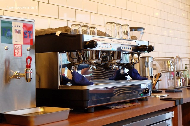 P&J’s P&acirc;tisserie法式鏡面蛋糕｜一對夫妻開的甜點店，價格親民深受學生族群的喜愛 @飛天璇的口袋