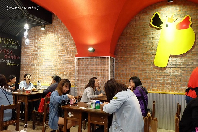 朴大哥的韓式炸雞┃逢甲美食餐廳：品嚐韓國老闆開的炸雞店，炸雞鹹甜酥脆又入味，搬了家後環境更乾淨寬敞，逢甲超人氣必吃美食推薦 @飛天璇的口袋