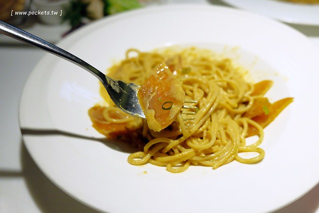 Ping 18 日法輕食┃台中西屯美食：老闆是藍帶學校畢業的，料理結合日式和法式的創意，推薦海味金沙義大利麵和松露牛肝菌燉飯，新菜單上市選擇性更多 @飛天璇的口袋