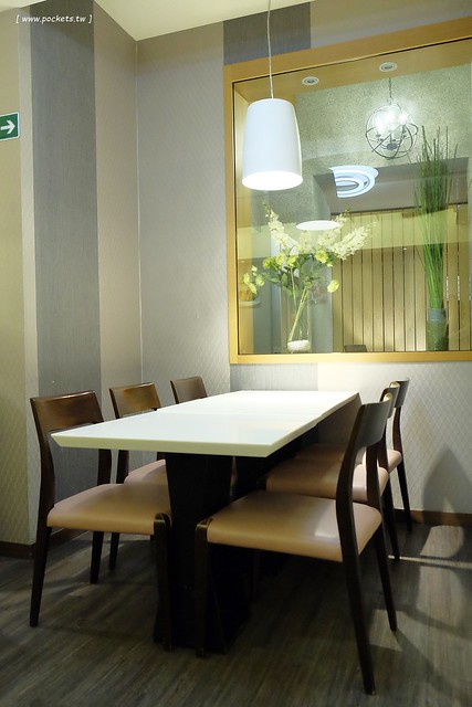 Ping 18 日法輕食┃台中西屯美食：老闆是藍帶學校畢業的，料理結合日式和法式的創意，推薦海味金沙義大利麵和松露牛肝菌燉飯，新菜單上市選擇性更多 @飛天璇的口袋