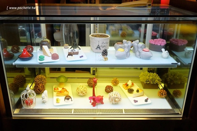 Ping 18 日法輕食┃台中西屯美食：老闆是藍帶學校畢業的，料理結合日式和法式的創意，推薦海味金沙義大利麵和松露牛肝菌燉飯，新菜單上市選擇性更多 @飛天璇的口袋