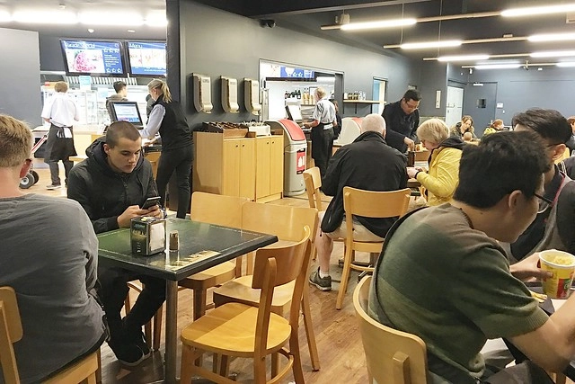 澳洲墨爾本｜菲利普島一日遊 Phillip Island，Maru野生動物園、Panny’s Chocolate巧克力觀光工廠、Cowes小鎮Isola di Capri晚餐、Phillip Island 企鵝島神仙小企鵝歸巢 @飛天璇的口袋