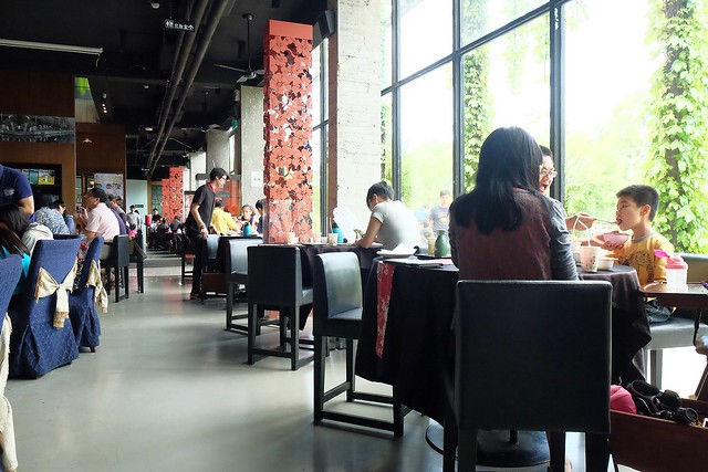 新月梧桐三義店｜漂亮的清水模建築裡，擁有綠意盎然的庭院和四面採光的落地窗設計 @飛天璇的口袋