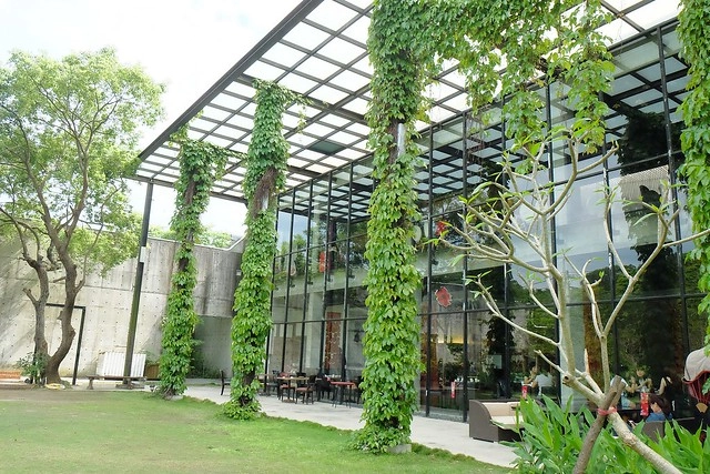 新月梧桐三義店｜漂亮的清水模建築裡，擁有綠意盎然的庭院和四面採光的落地窗設計 @飛天璇的口袋