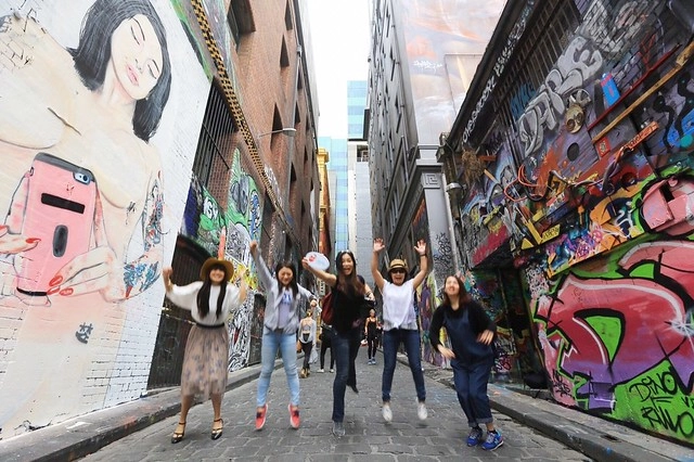 澳洲墨爾本｜墨爾本市區半日遊，溫莎酒店、國會大廈、聖派翠克大教堂、費茲洛花園、庫克船長故居、聯邦廣場、弗林德斯火車站、聖保羅大教堂、Hosier lane塗鴉街、HUNGRY JACK’S @飛天璇的口袋