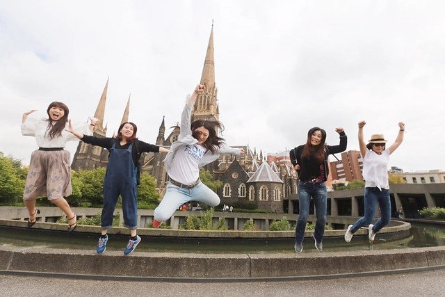 澳洲墨爾本｜墨爾本市區半日遊，溫莎酒店、國會大廈、聖派翠克大教堂、費茲洛花園、庫克船長故居、聯邦廣場、弗林德斯火車站、聖保羅大教堂、Hosier lane塗鴉街、HUNGRY JACK’S @飛天璇的口袋