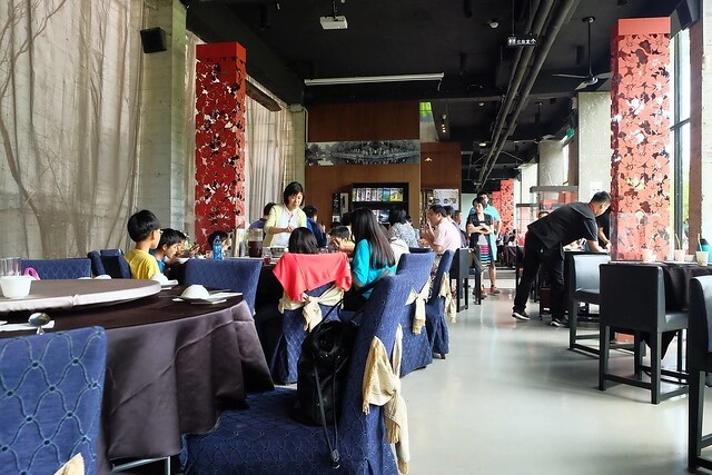 新月梧桐三義店｜漂亮的清水模建築裡，擁有綠意盎然的庭院和四面採光的落地窗設計 @飛天璇的口袋