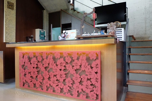 新月梧桐三義店｜漂亮的清水模建築裡，擁有綠意盎然的庭院和四面採光的落地窗設計 @飛天璇的口袋