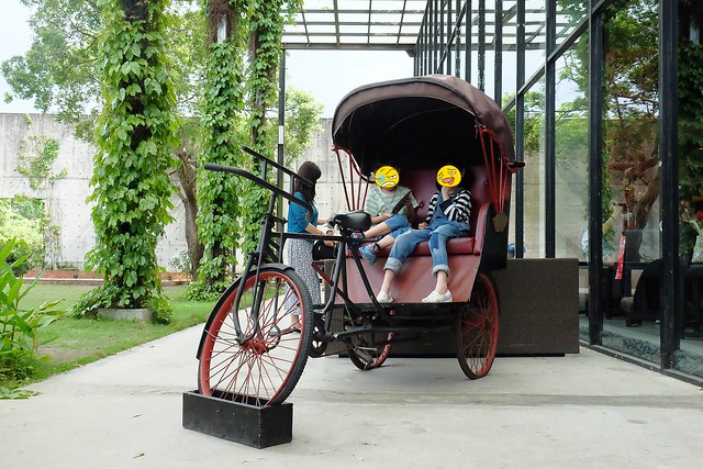 新月梧桐三義店｜漂亮的清水模建築裡，擁有綠意盎然的庭院和四面採光的落地窗設計 @飛天璇的口袋