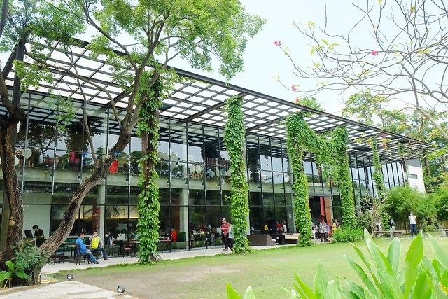 新月梧桐三義店｜漂亮的清水模建築裡，擁有綠意盎然的庭院和四面採光的落地窗設計 @飛天璇的口袋