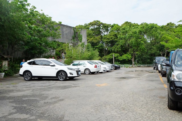 新月梧桐三義店｜漂亮的清水模建築裡，擁有綠意盎然的庭院和四面採光的落地窗設計 @飛天璇的口袋